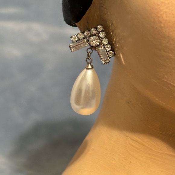 Vintage Faux Pearl drop earrings with Rhinestone’s. - Picture 14 of 16